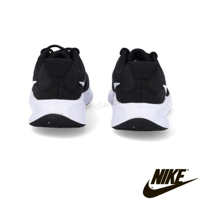 Sapatilhas Nike pretas com sola branca vistas de trás