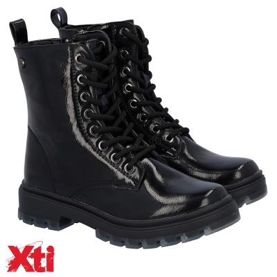 Botins pretos com atacadores e sola grossa, logo Xti vermelho