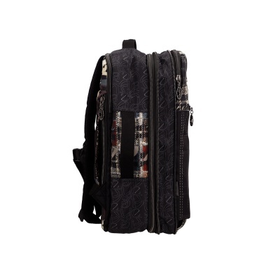 Mochila preta com padrões gráficos e estampa quadriculada colorida