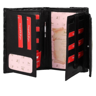 Carteira preta de couro com múltiplos compartimentos e etiquetas vermelhas da marca Cavalinho