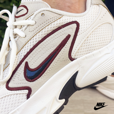 Tênis Nike branco e bege com detalhes em vinho e preto