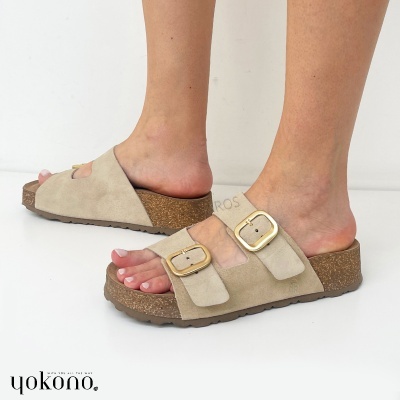 Sandálias tipo birkenstock em camurça bege com fivelas douradas e sola de cortiça