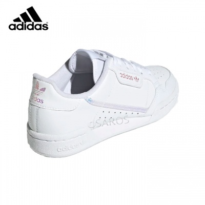 Ténis Adidas brancos com detalhes em rosa e azul claro em fundo branco