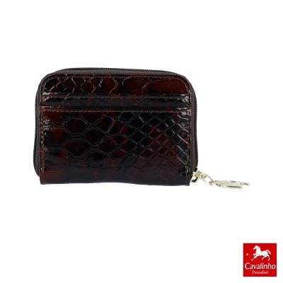 Carteira pequena castanha com textura de pele de réptil e fecho de correr
