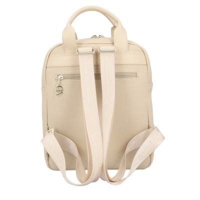 Mochila pequena bege com alças e fecho prateado