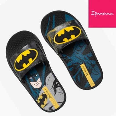 Chinelos tipo slide pretos com símbolo do Batman e ilustrações na palmilha, marca Ipanema