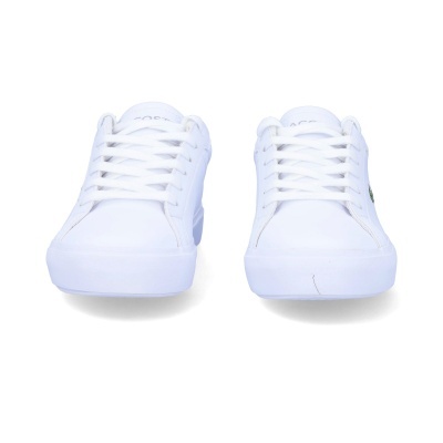 Sapatilhas brancas com atacadores e sola grossa.