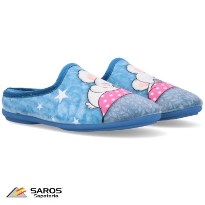 Chinelos de quarto azuis com coelho branco em vestido rosa