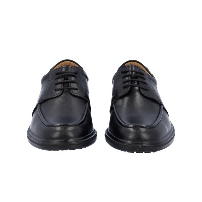 Par de sapatos sociais masculinos pretos em pele