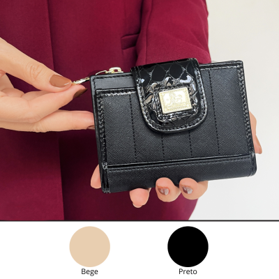 Carteira preta com padrão croco e fecho metálico dourado nas mãos