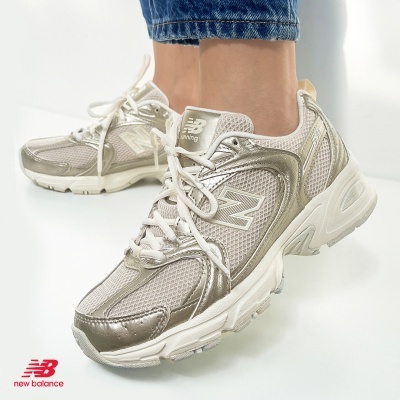 Ténis New Balance prata e bege com sola branca e logotipo NB