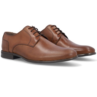 Sapatos de couro castanho claro com atacadores e detalhe perfurado nas pontas