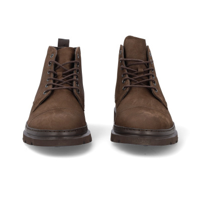 Botas castanhas de couro com atacadores e sola preta.