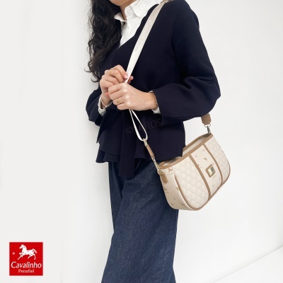 Mala de ombro bege com padrão Cavalinho e detalhes castanhos
