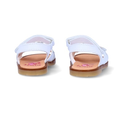 Sandálias infantis brancas com sola castanha e fecho em velcro, vistas de trás
