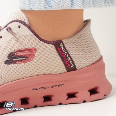 Sapatilha Skechers slip-on bege com sola rosa Glide-Step e detalhes roxos