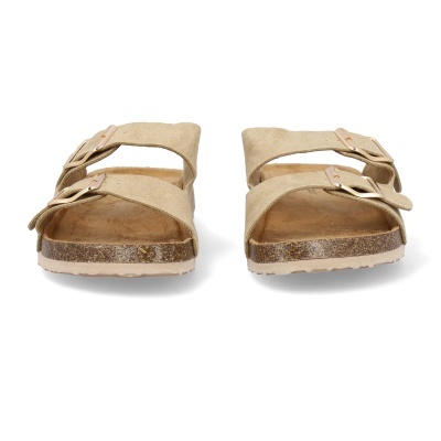 Sandálias tipo slides em camurça bege com fivelas douradas