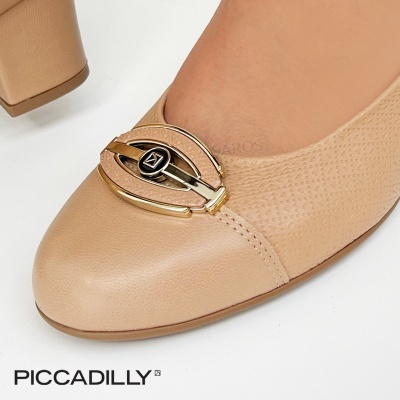 Sapato de salto bege em couro com enfeite dourado e preto