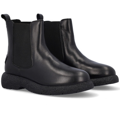 Botins Chelsea pretos em couro com sola preta texturada