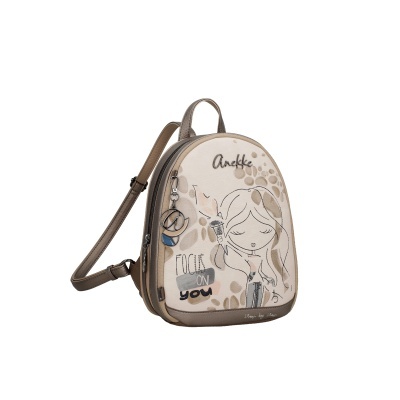 Mochila pequena bege e castanha com desenho de menina e texto