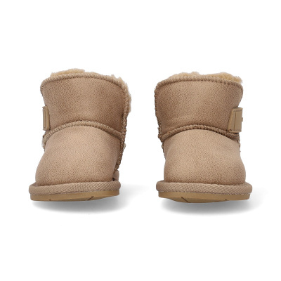 Botas curtas camel de inverno com acabamento em pelo, vista frontal.