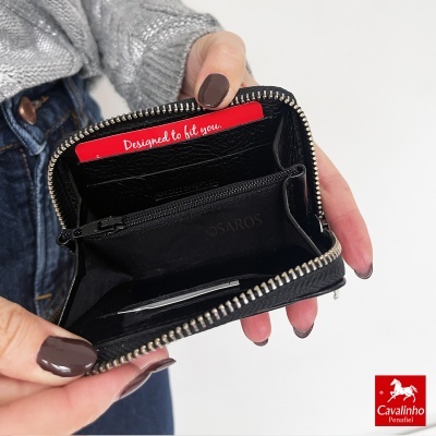 Carteira preta de couro com fecho de correr aberta mostrando interior e cartão vermelho