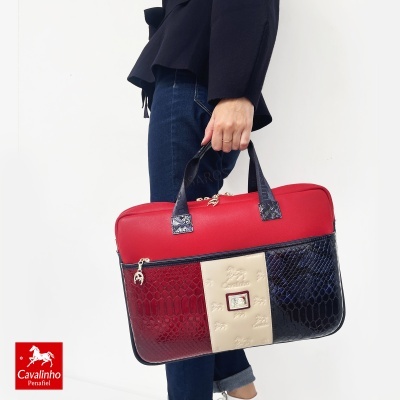Mala de mão Cavalinho com padrão reptil e cores vermelha, bege e azul escuro