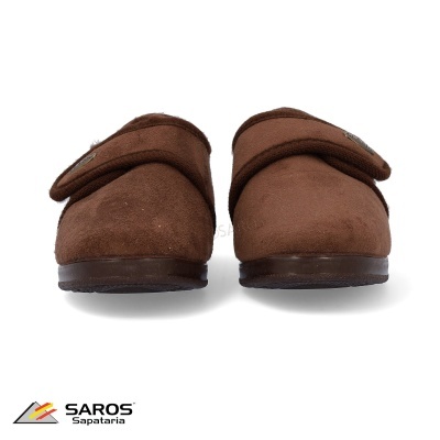 Chinelos castanhos com fecho ajustável e sola castanha em fundo branco com logótipo