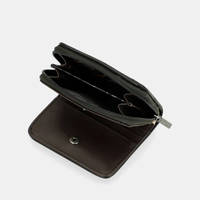 Carteira preta aberta com fecho de correr e botão de pressão