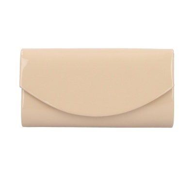 Carteira clutch bege em verniz com fecho de aba