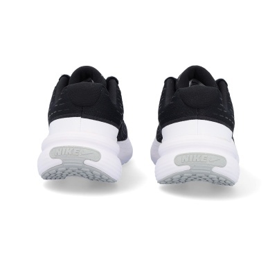 Sapatilhas Nike pretas e brancas vistas de trás com sola branca e sola exterior cinzenta