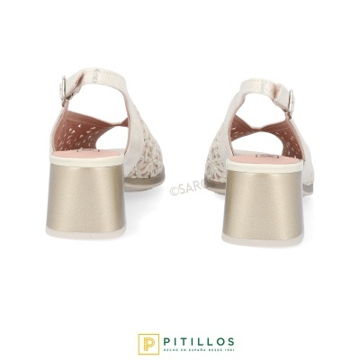 Sandálias femininas brancas com salto bloco dourado vistas de trás