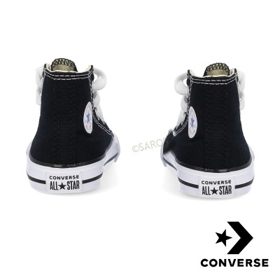 Par de ténis Converse All Star pretos vistos de trás