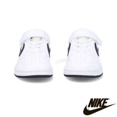 Sapatilhas Nike brancas com detalhes pretos e tira de velcro