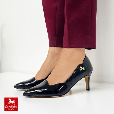 Sapatos de salto alto pretos em verniz com detalhe dourado