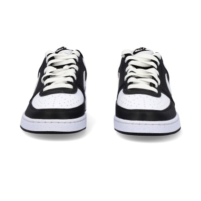 Par de sapatilhas Nike preto e branco com atacadores brancos