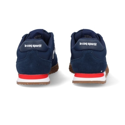 Ténis desportivos azuis escuros com sola castanha e detalhes vermelhos vistos de trás