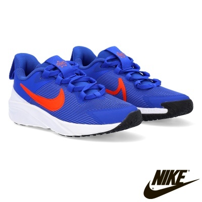 Tênis desportivos Nike azuis com swoosh laranja e sola branca