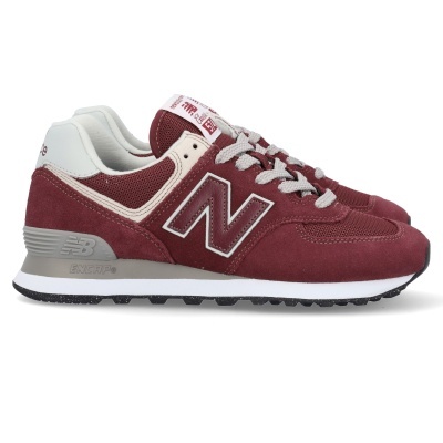 Par de sapatilhas New Balance modelo 574 bordô com detalhes brancos e sola tricolor