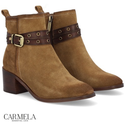 Botins castanhos de camurça com salto médio e tira de couro com fivela