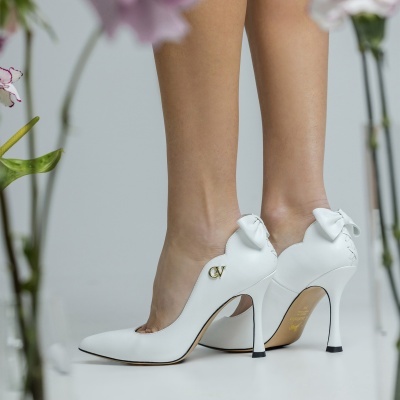 Sapatos de salto alto brancos com laço e logótipo dourado