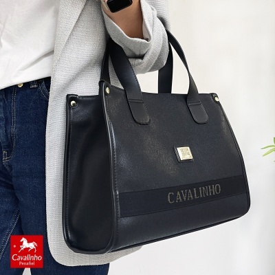 Mala de senhora preta Cavalinho com alças e logotipo metálico