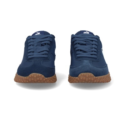 Sapatilhas desportivas azuis com solas castanho claro e logótipo branco na língua.