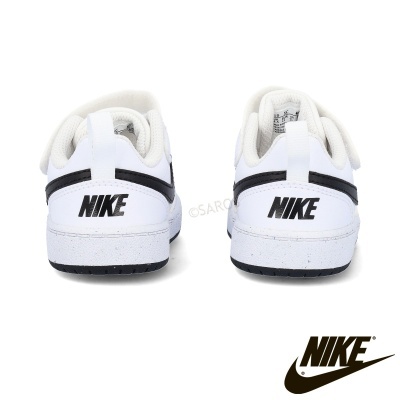 sapatilhas Nike brancas com detalhes pretos vistas de trás