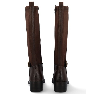 Botas altas castanhas com salto grosso preto e fivela lateral