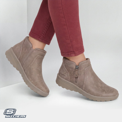 Botas Skechers taupe com fecho lateral e sola grossa.