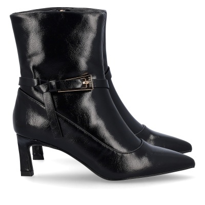 Botas pretas de salto médio com bico fino e fivela dourada com texto FERRE