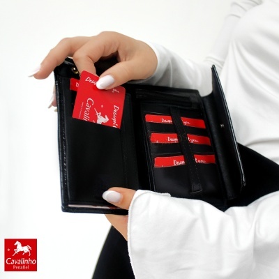 Carteira preta em pele com cartões vermelhos Cavalinho Penafiel