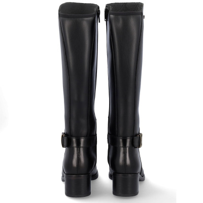 Botas altas pretas de material liso com fecho e fivela vistas de trás