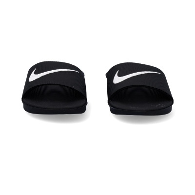 Par de chinelos pretos Nike com logo branco, vista frontal.
